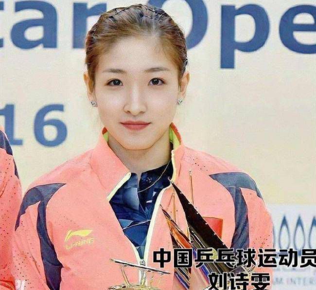 黄子华扮演的差人在一次掳掠案中枪致使半身不遂，同案中负责为暴徒开车的地痞李修贤则中枪酿成植物人。黄子华不想象废人般过下半生，在聪明白叟夺舍后变身的吴倩莲指点下，操纵李修贤的躯体更生。不意李修贤本来是个可恶的人渣，在他故乡年夜屿山恶名远播。新的李修贤却伶俐灵俐而有公理感，光看他若何还债及重获三个妻子的芳心便趣味实足。知道内幕的mm翁虹公然单恋哥哥，和黄子华每次对李家的女人异想天开便要上茅厕等成人趣味的放置也乐而不淫，颇使人成心外欣喜之感。夺舍，在道教中指篡夺他人的身体驱壳以求得保存。警官Tommy（黄子华饰）最喜好哼的一句歌就是：“Tell Laura I love her。”，他的女友Laura也是差人，喜好周华健，家里有一个华健的纸板人像。Tommy在和匪徒的交兵中中枪致使下身瘫痪，年夜小便掉禁。“夺舍”成功的吴倩莲本来是掉意女子从楼上跳下而未死，她指导Tommy，使警官借南丫岛烂仔腾鸡（李修贤饰）的躯体存活下来。腾鸡本来是个很是使人厌恶的人，在他故乡年夜屿山恶名远播，此刻酿成了一个孝敬年夜方伶俐智慧而有公理感的大好人。Tommy的魂灵帮腾鸡解决了很多多少家庭题目，可是Laura却对这个新的 Tommy掉往了乐趣，聪明白叟告知他解决法子只有Walk out，即弃舍。而腾鸡本来介入一宗掳掠案的同伴怕他不坚固，要将他除失落，颠末追逐，车毁人亡，腾鸡命回西天，黄子华脱壳而出，变回女友的歌星偶像周华健。一年后，腾鸡成了南丫岛的岛主，一个大好人，并且还加入竞选。